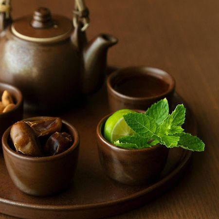 מוסקט Al Bustan Palace, A Ritz-Carlton Hotel מראה חיצוני תמונה A Japanese tea set