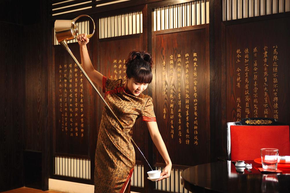 מוסקט Al Bustan Palace, A Ritz-Carlton Hotel מראה חיצוני תמונה A geisha in a restaurant