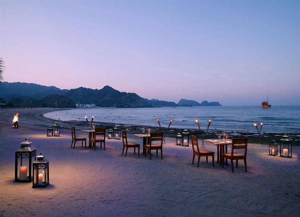מוסקט Al Bustan Palace, A Ritz-Carlton Hotel מראה חיצוני תמונה Beachfront dining at The Shore