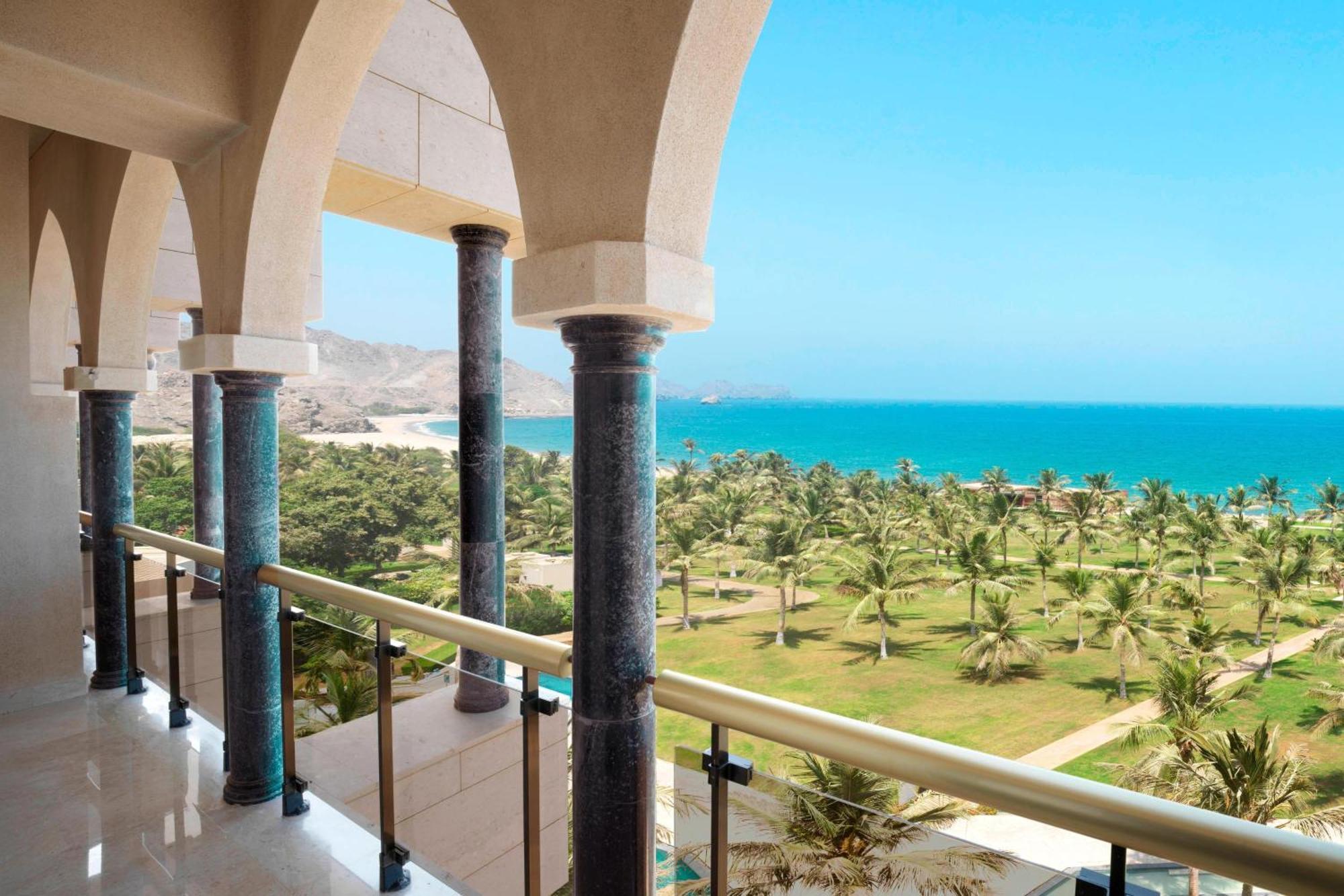 מוסקט Al Bustan Palace, A Ritz-Carlton Hotel מראה חיצוני תמונה View of the beach from the hotel