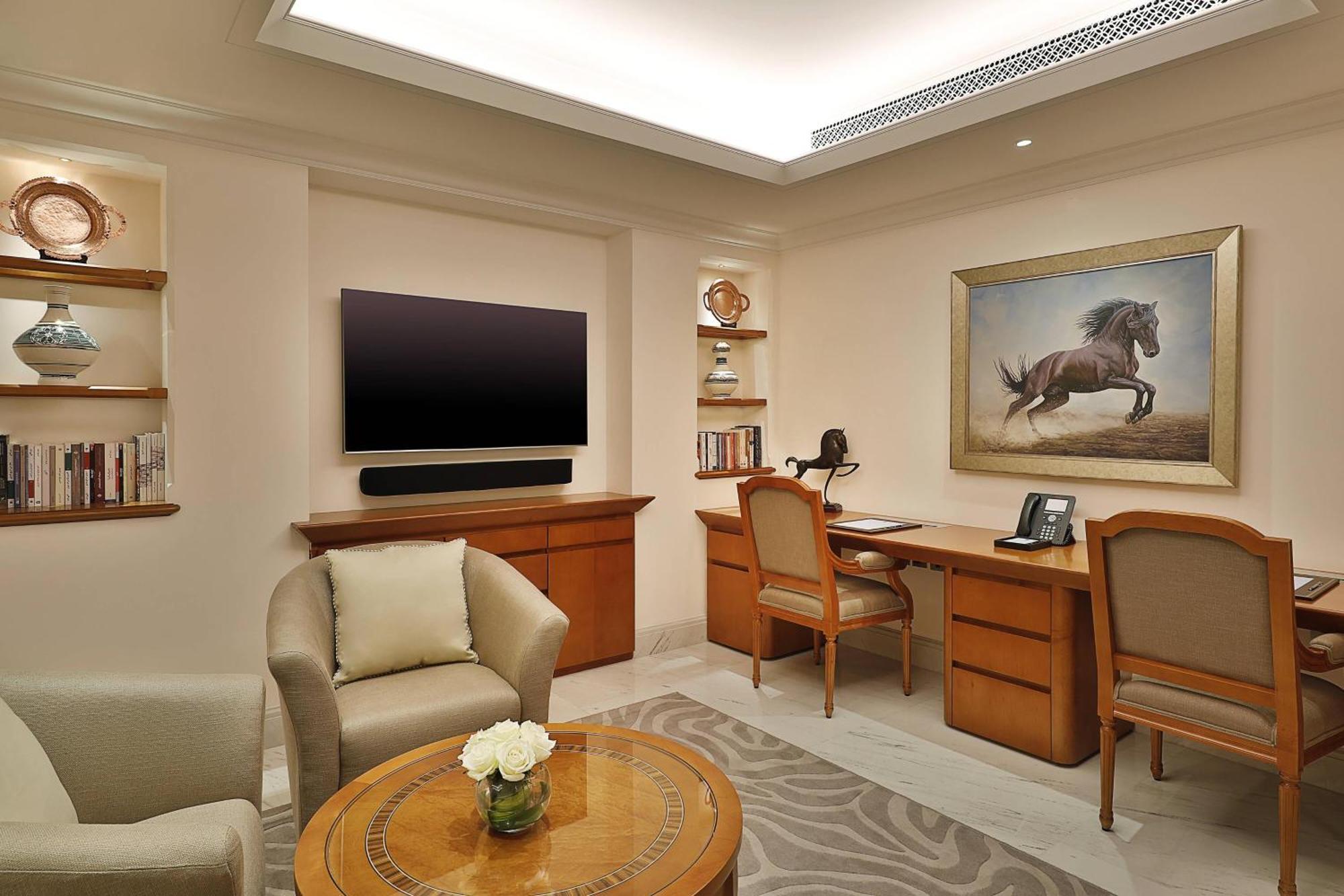 מוסקט Al Bustan Palace, A Ritz-Carlton Hotel מראה חיצוני תמונה A study in a suite at the Taj Mahal Palace, Mumbai