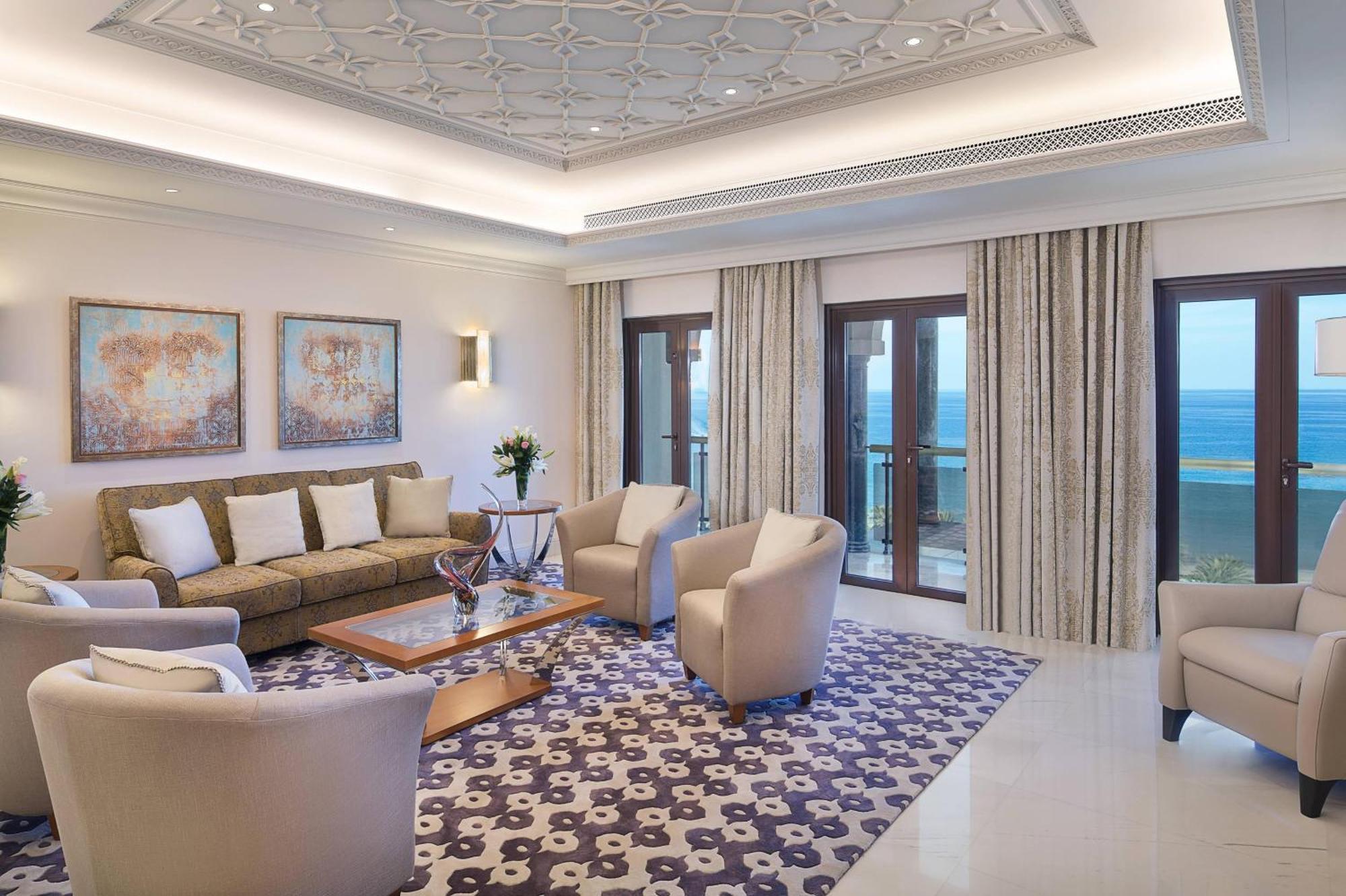 מוסקט Al Bustan Palace, A Ritz-Carlton Hotel מראה חיצוני תמונה A living room at the Ritz-Carlton, DIFC