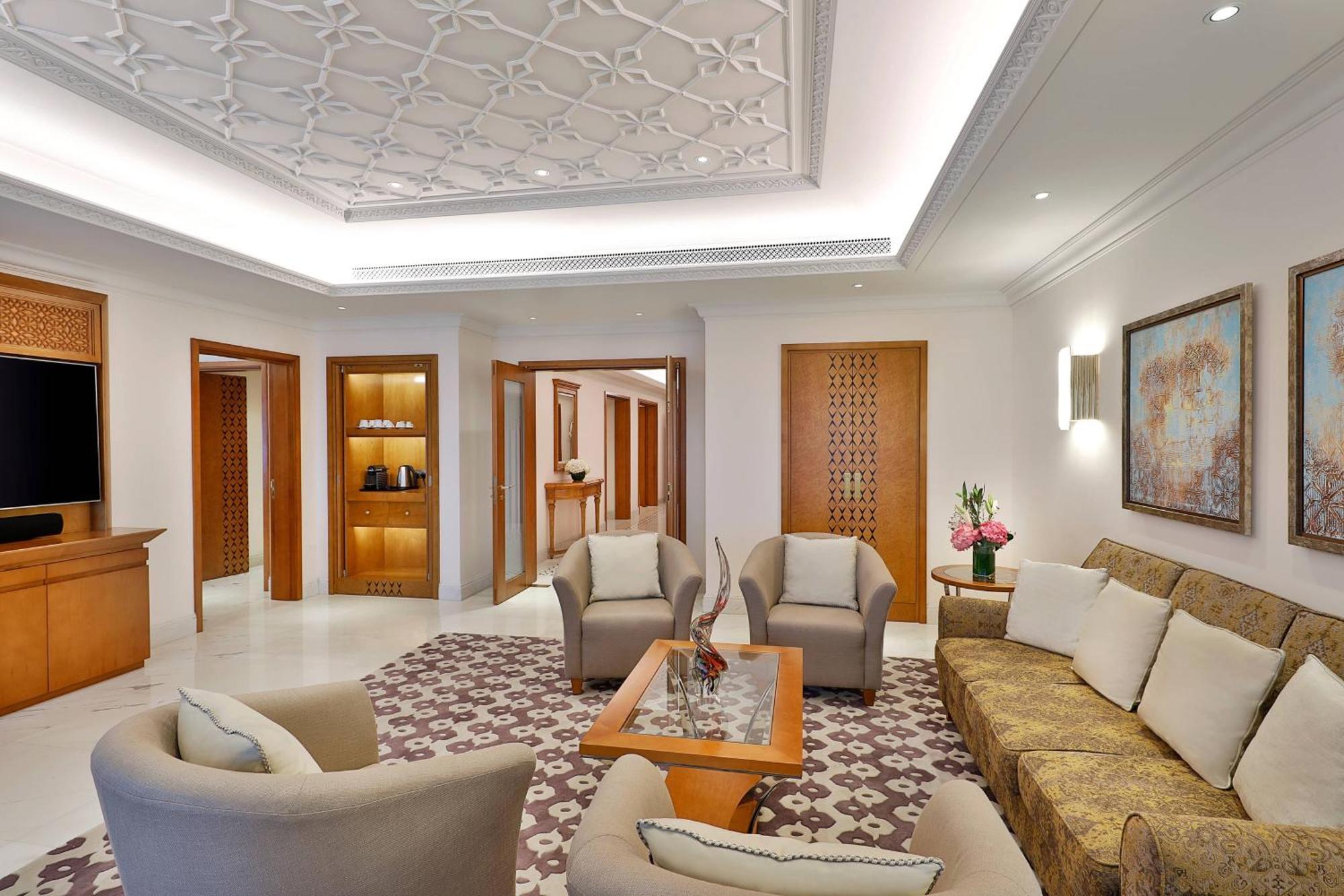 מוסקט Al Bustan Palace, A Ritz-Carlton Hotel מראה חיצוני תמונה A suite at the Jumeirah Emirates Towers Hotel