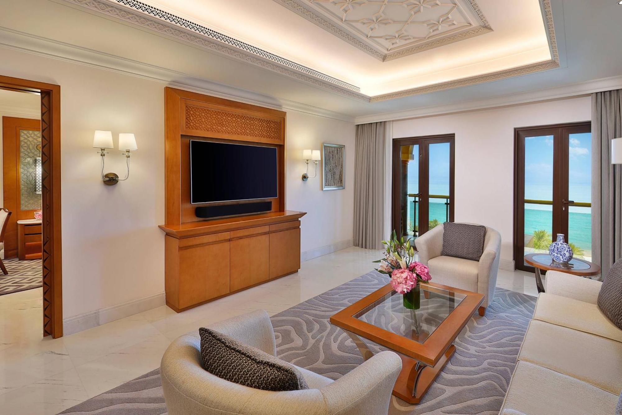 מוסקט Al Bustan Palace, A Ritz-Carlton Hotel מראה חיצוני תמונה Living room of a suite