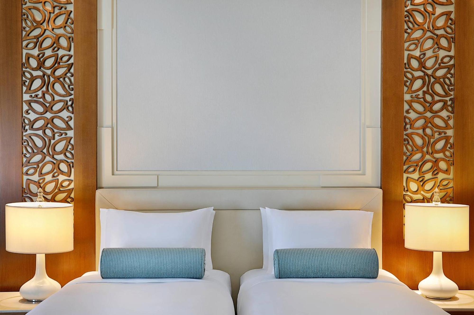 מוסקט Al Bustan Palace, A Ritz-Carlton Hotel מראה חיצוני תמונה A bedroom at the hotel
