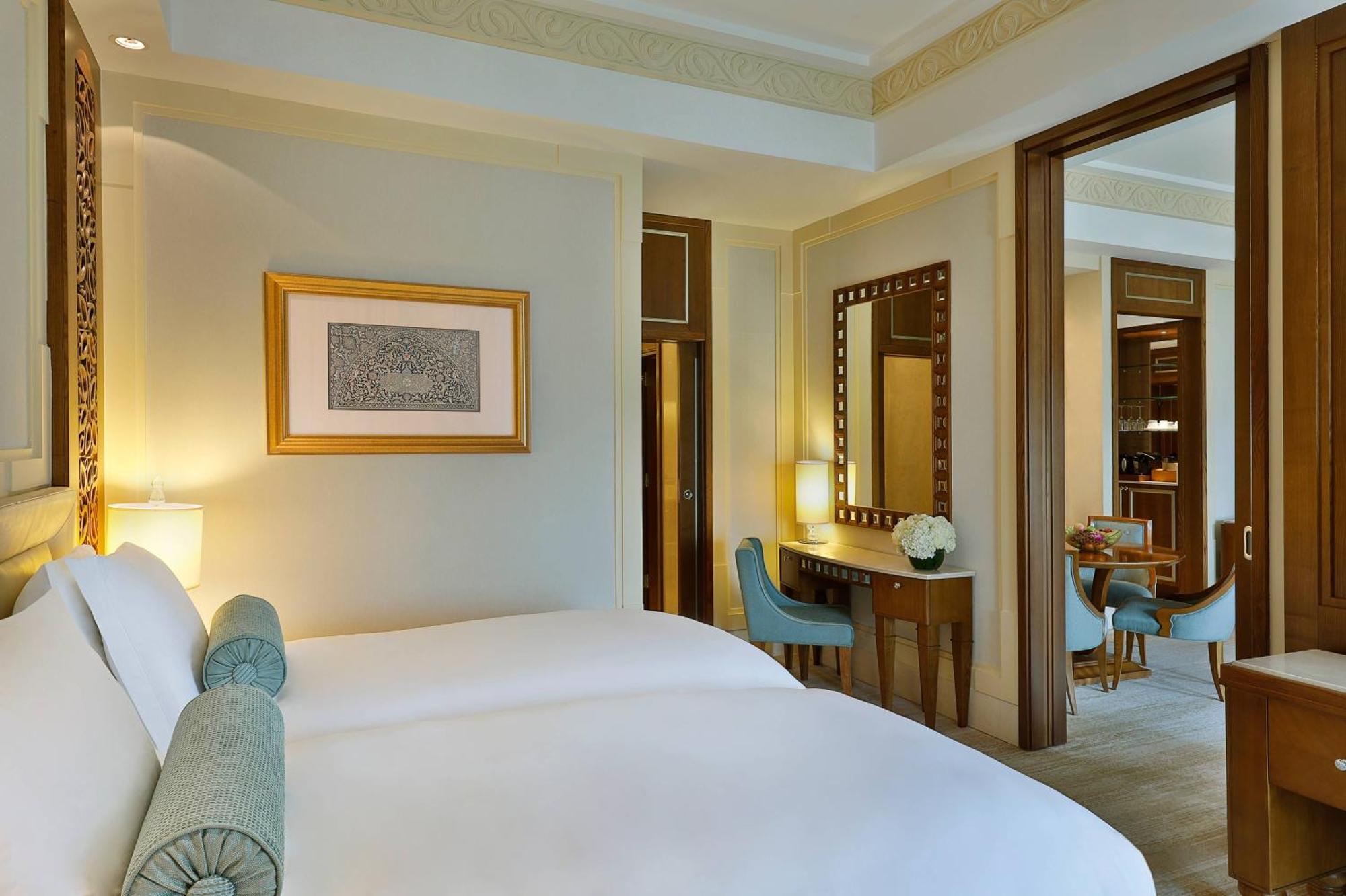 מוסקט Al Bustan Palace, A Ritz-Carlton Hotel מראה חיצוני תמונה A bedroom at the Jumeirah Emirates Towers Hotel