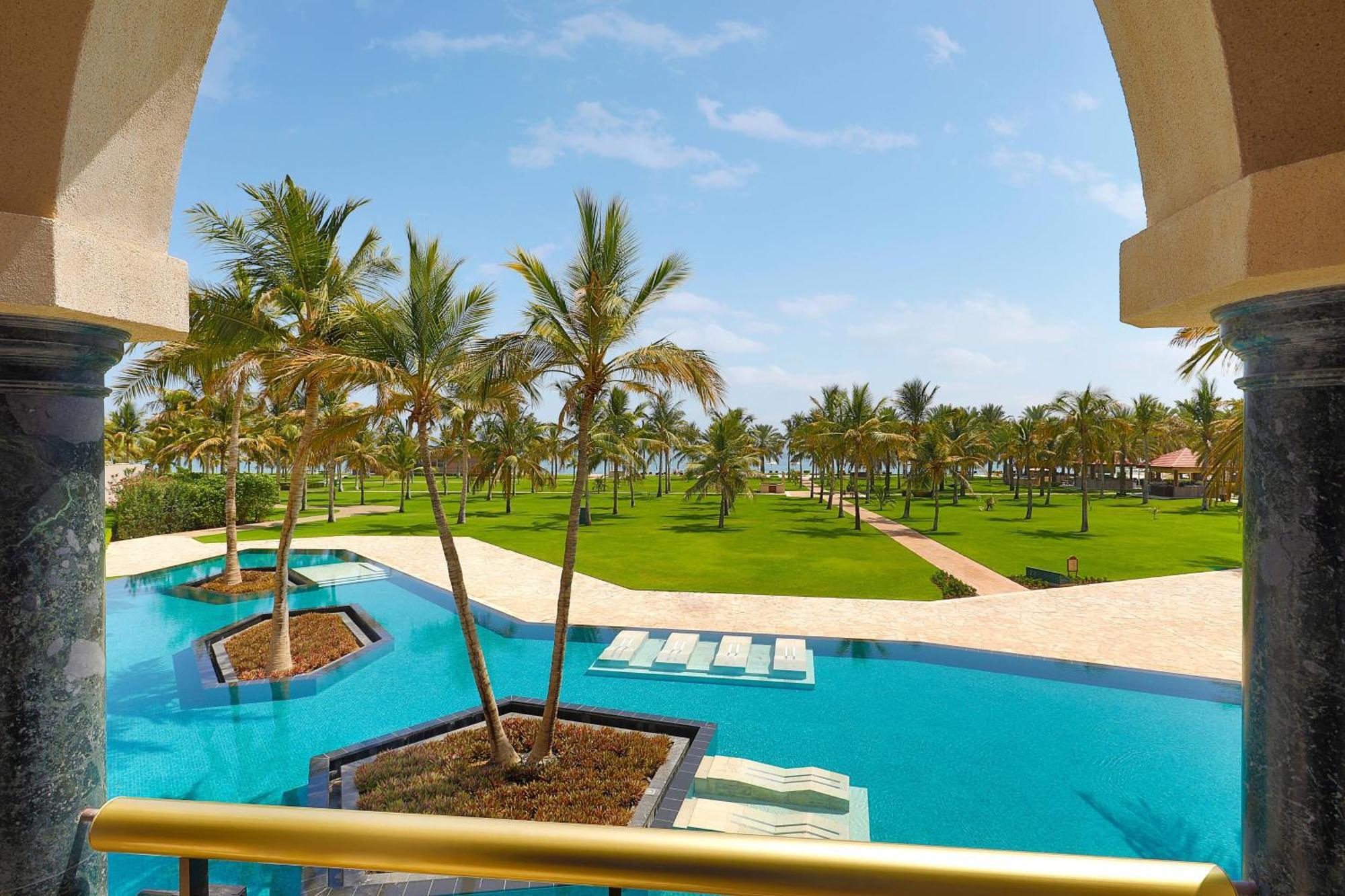 מוסקט Al Bustan Palace, A Ritz-Carlton Hotel מראה חיצוני תמונה The pool at the resort