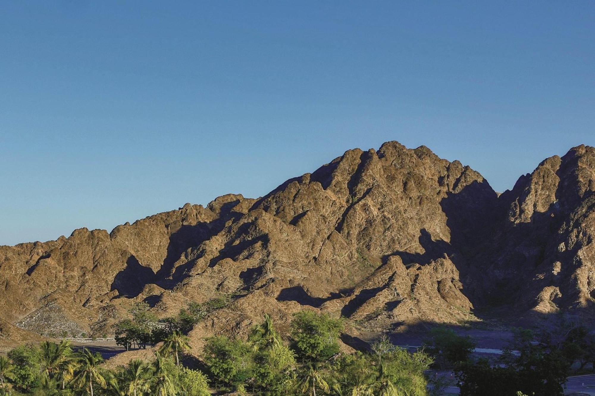 מוסקט Al Bustan Palace, A Ritz-Carlton Hotel מראה חיצוני תמונה The Superstition Mountains