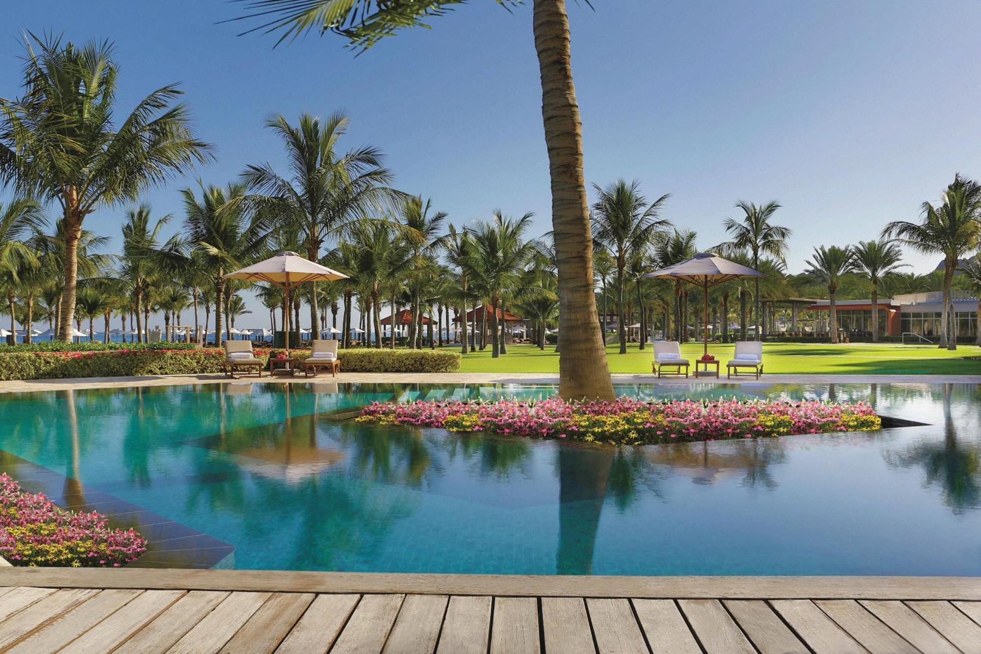 מוסקט Al Bustan Palace, A Ritz-Carlton Hotel מראה חיצוני תמונה The pool at the Four Seasons Resort
