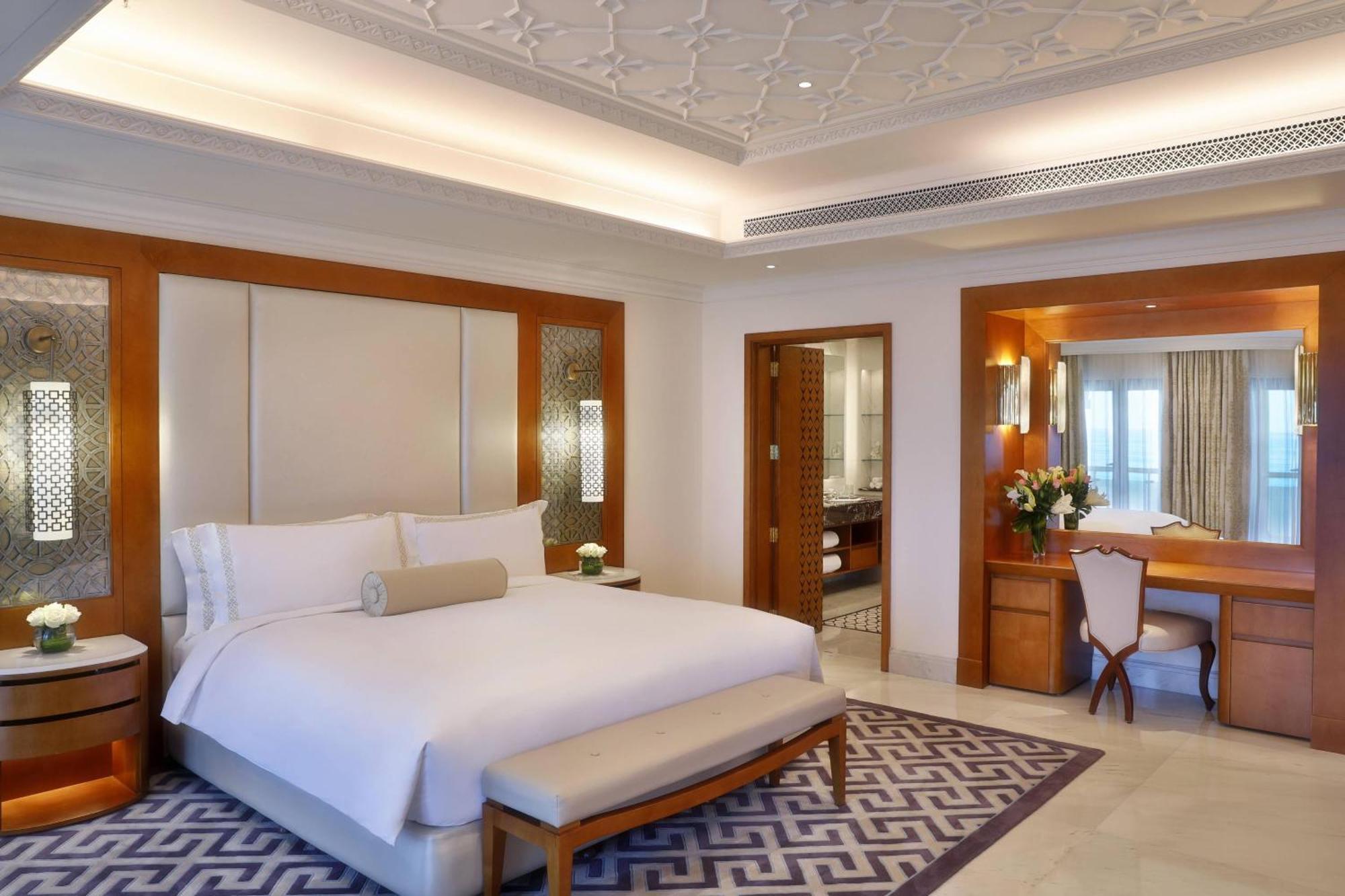 מוסקט Al Bustan Palace, A Ritz-Carlton Hotel מראה חיצוני תמונה A bedroom at the Taj Mahal Palace