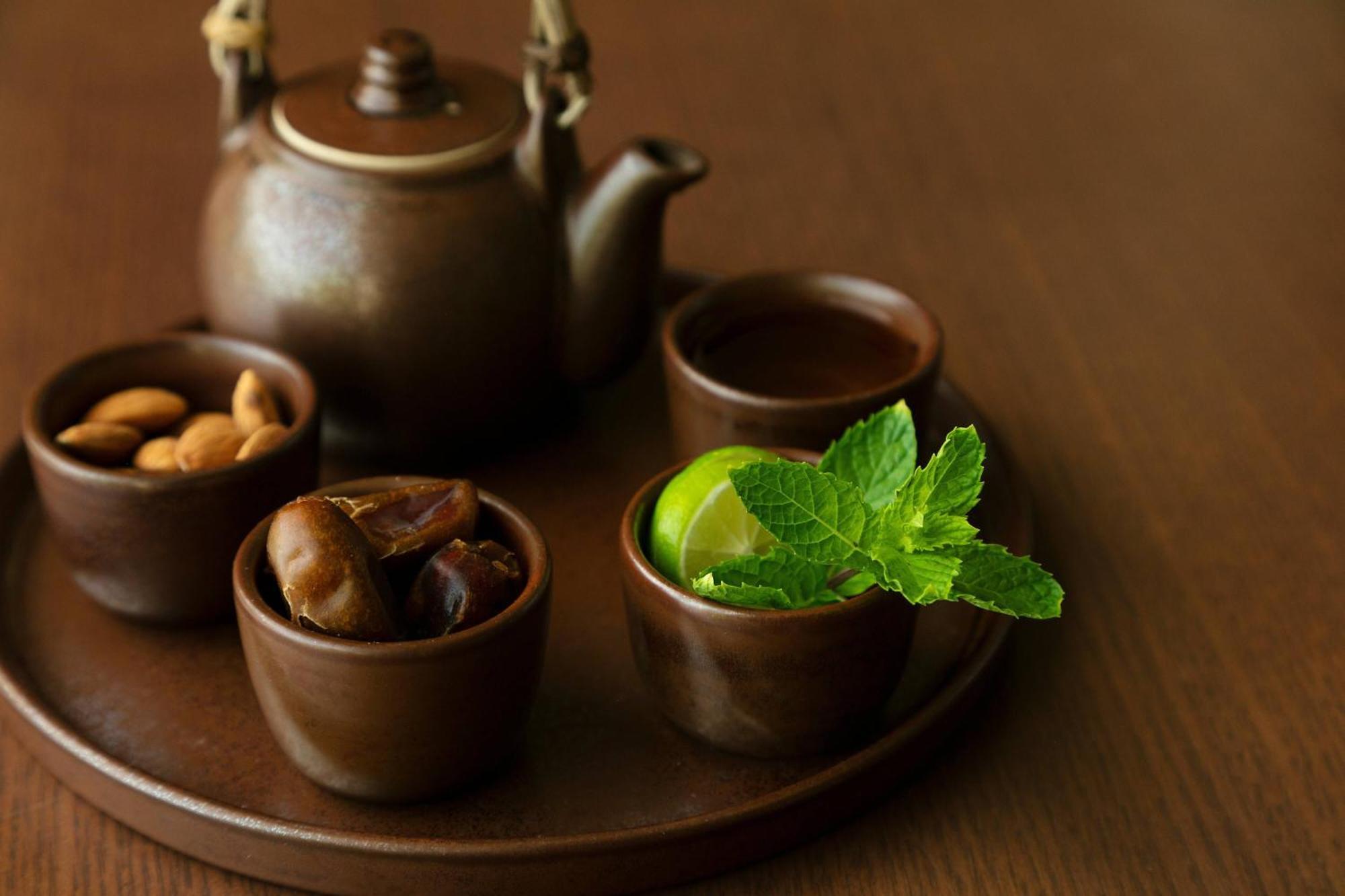 מוסקט Al Bustan Palace, A Ritz-Carlton Hotel מראה חיצוני תמונה A Japanese tea set