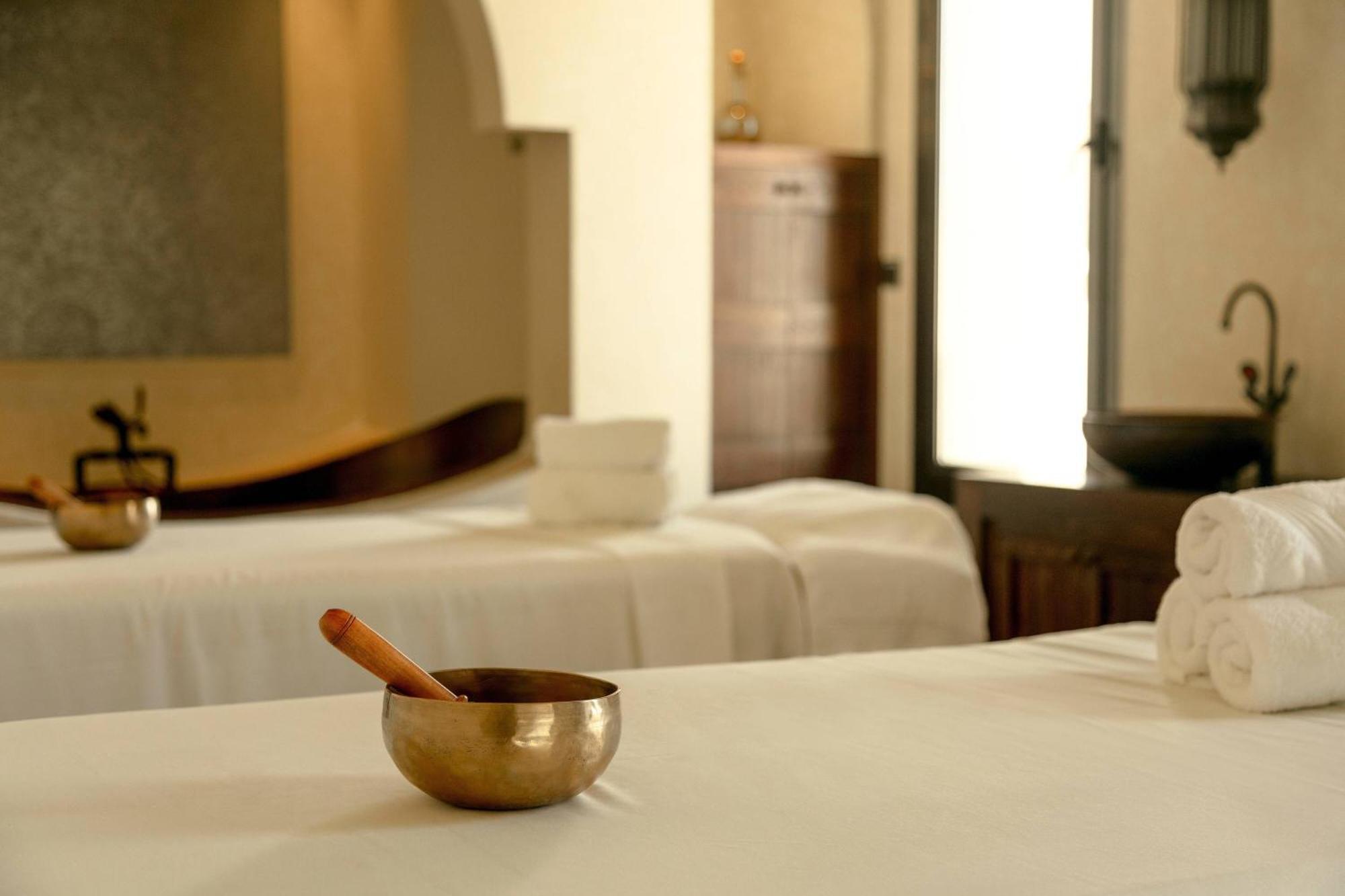 מוסקט Al Bustan Palace, A Ritz-Carlton Hotel מראה חיצוני תמונה A singing bowl
