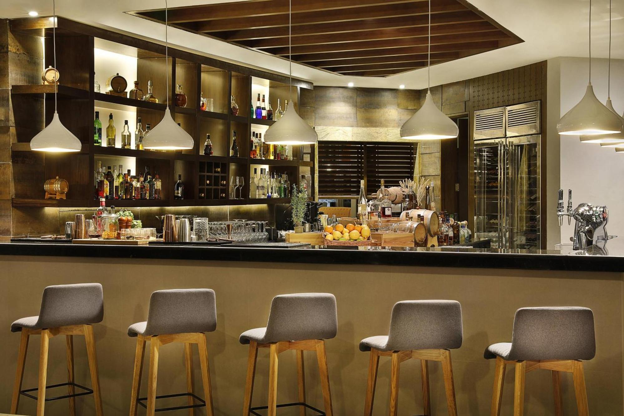 מוסקט Al Bustan Palace, A Ritz-Carlton Hotel מראה חיצוני תמונה The bar at the restaurant