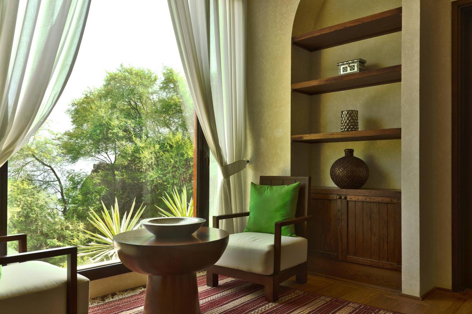 מוסקט Al Bustan Palace, A Ritz-Carlton Hotel מראה חיצוני תמונה A room designed in Maya