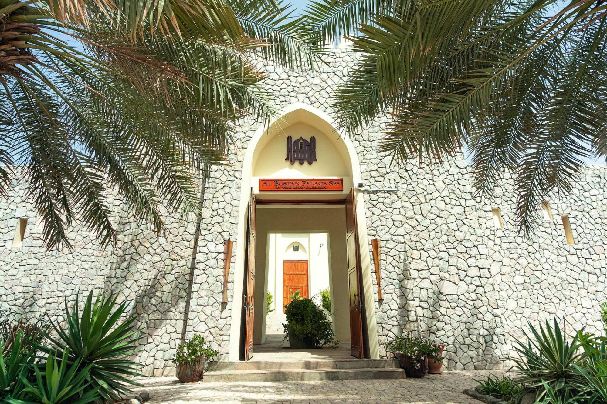מוסקט Al Bustan Palace, A Ritz-Carlton Hotel מראה חיצוני תמונה The entrance of the museum