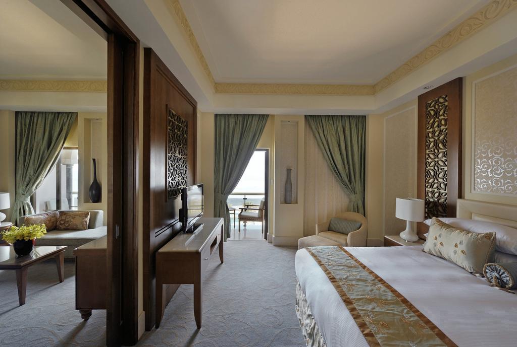 מוסקט Al Bustan Palace, A Ritz-Carlton Hotel חדר תמונה A guest room at the Jumeirah Emirates Towers Hotel