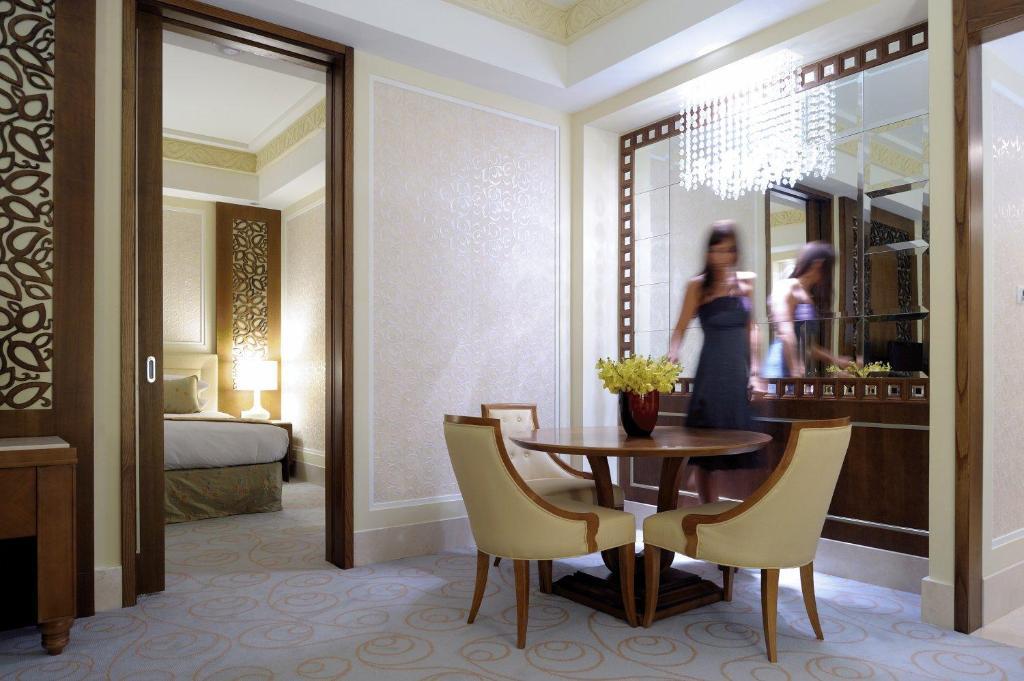 מוסקט Al Bustan Palace, A Ritz-Carlton Hotel חדר תמונה A suite at the Four Seasons Hotel, London